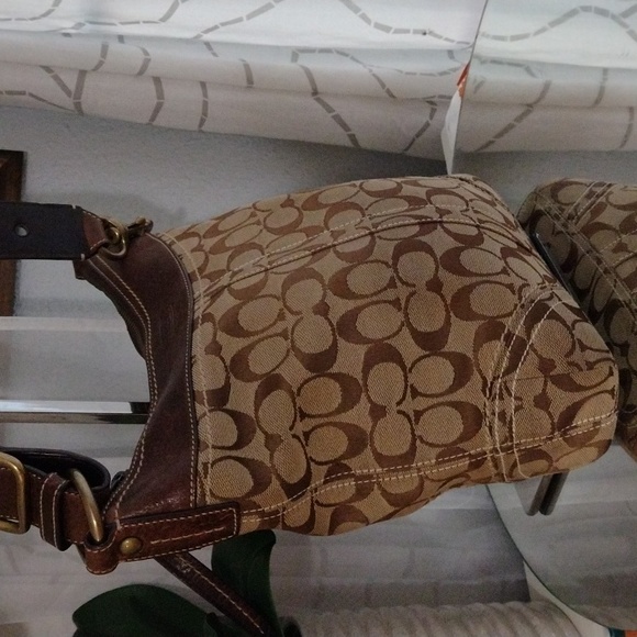 Authentic Coach signature Jacquard medium duffle crossbody shoulder bag. - Picture 4 of 10